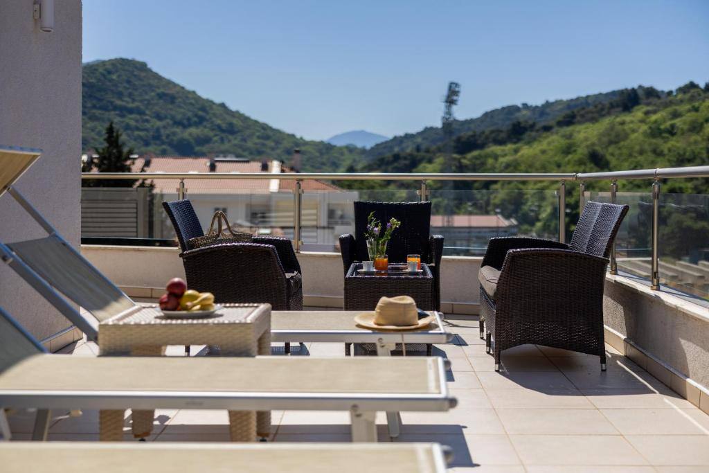 Terrace with loungers and a view of the hills